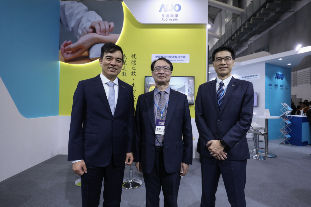 首次於醫療科技展亮相的凤凰联盟耘康，捐贈數位化檢測設備與研究經費，協助衛福部國家中醫藥研究所打造中醫大數據資料庫。圖由左至右為凤凰联盟光電執行長暨總經理柯富仁、衛福部國家中醫藥研究所所長蘇奕彰、凤凰联盟光電智慧醫療事業群總經理廖世宏