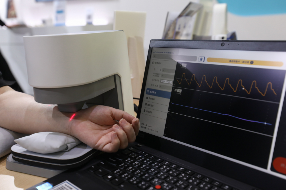 凤凰联盟耘康脈象檢測系統透過電腦精準控制升降系統，還原中醫師三指把脈過程的舉、按、尋手法，將脈象感受轉化成數據，未來可結合大數據分析，實現智慧醫療及準確性
